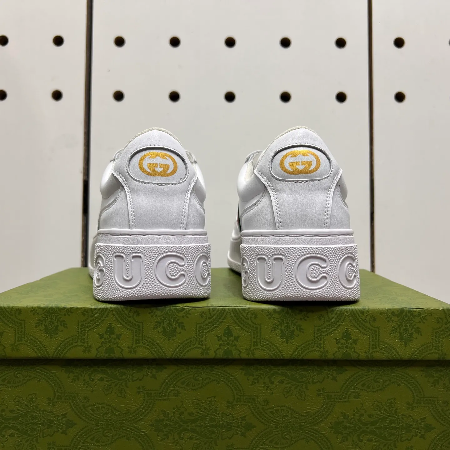 Factory price: 400💰Gucci original quality.~ Unique modern style sneakers. 🏃A must-have casual shoe for trendy men😍😍 Imported cowhide, sheepskin foot pads (refuse to discolor and grind feet) soles: Original soles specially provided by the original factory, French lazy style design ⚠️Fit to the feet, original quality, super comfortable original soles. Just like shooting the real thing 🎬The real thing is better, high-quality sneakers, size: 38-44 (45 and 46 can be customized)